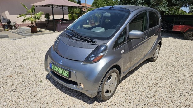 Mitsubishi i-miev elektromos személygépkocsi.