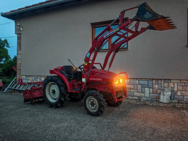 Mitsubishi traktor rakodós 4x4 dízel rakodógép kevés üzemóra