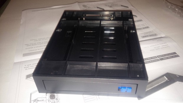 Mobil rack 2,5" SSD vagy HDD hez 3,5" helyre építhető