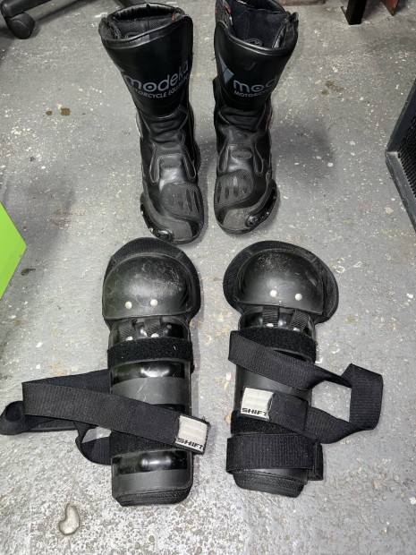 Modeka 40-es motoros csizma, plusz aj�nd�k