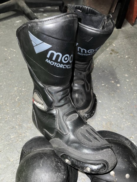 Modeka 40-es motoros csizma, plusz aj�nd�k