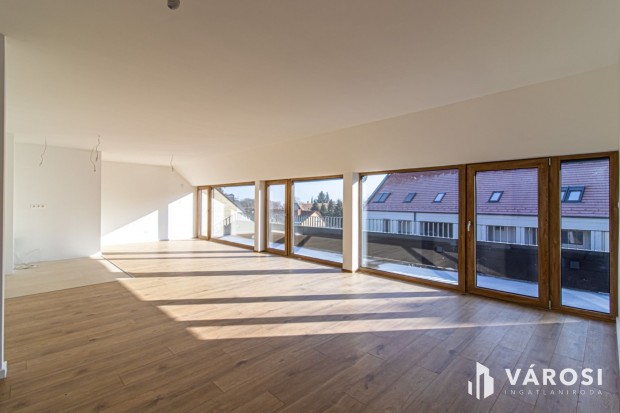 Modern 4 szob�s, nagy erk�lyes lak�s Badacsonytomajon elad�