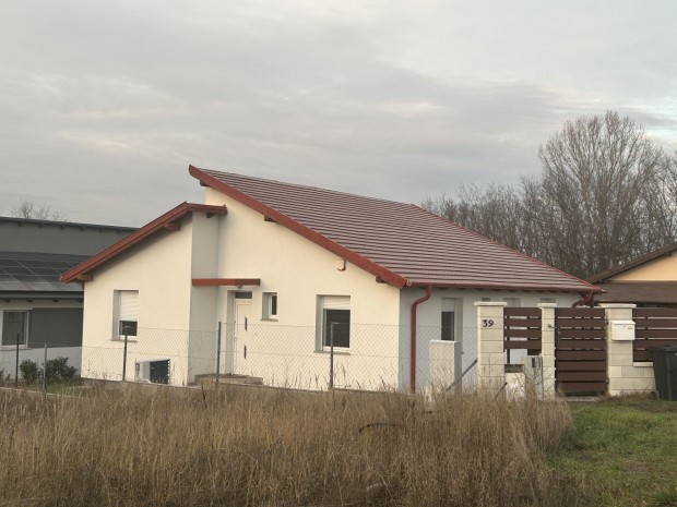 Modern, energiatakar�kos csal�di h�z elad� V�cr�t�ton  Szent Istv�n
