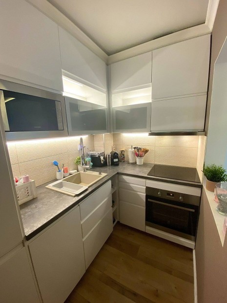 Modern, felújitott 40 m2 másfél szobás lakás a Gloriett telepen eladó