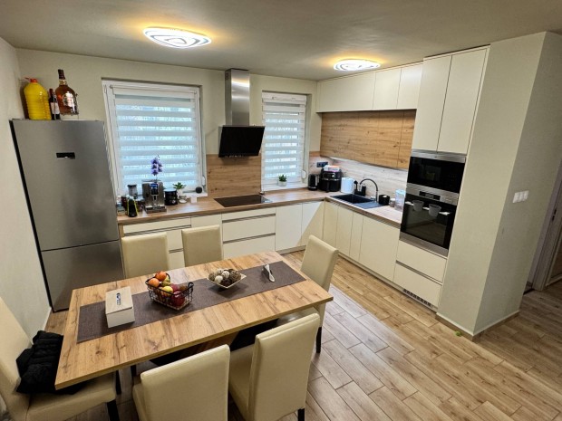 Modern, fel�j�tott, 3 szoba+nappali, 2 f�rd�szob�s lak�s