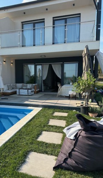 Modern, fiatalos, medenc�s, BALATONI panor�m�s ikerh�zi lak�s