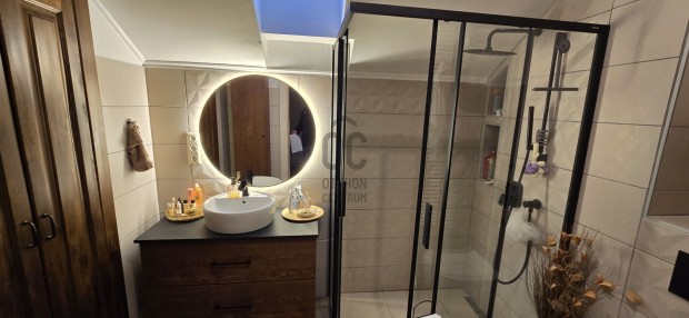 Modern, frissen fel�j�tott h�z kertkapcsolattal v�rja �j tulajdonos�t!