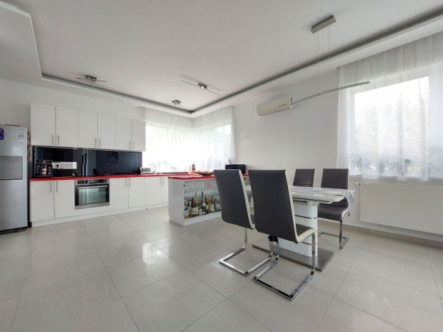 Modern, napelemes-energiatakar�kos csal�di h�z Hark�nyban!