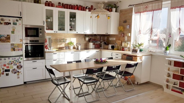 Modern, napf�nyes lak�s 2 terasszal, be�ll�val, kiv�l� k�zleked�ssel