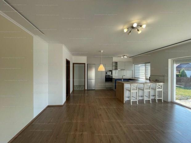 Modern, sz�p �llapot�, �jszer� csal�di h�z kerttel, gar�zzsal elad�!