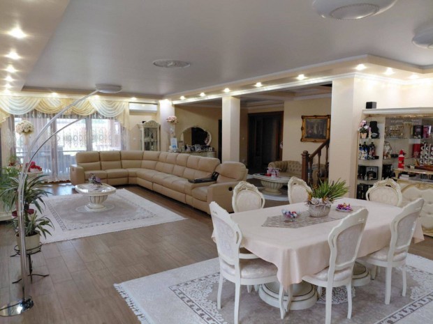 Modern, �jszer� csal�di h�z elad� Ny�regyh�z�n