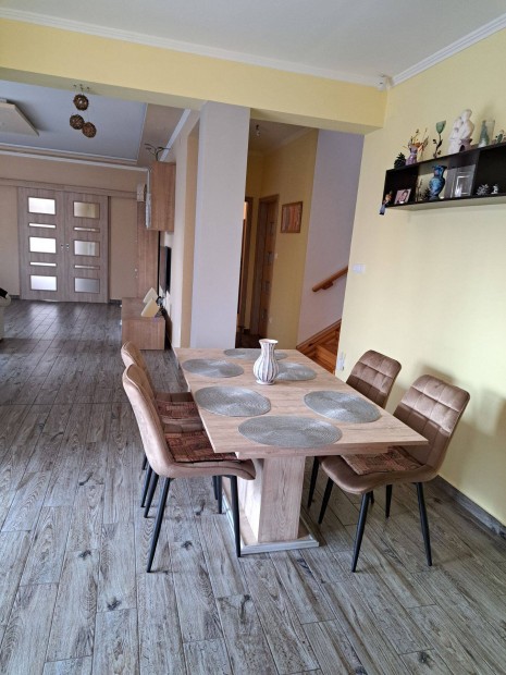 Modern csal�di h�z elad� Cegl�d �rinegyed�ben 160 m dupla gar�zs