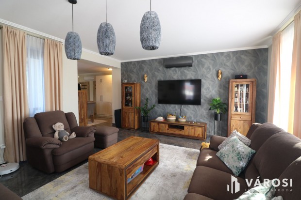 Modern csal�dias otthon M�rahalmon.