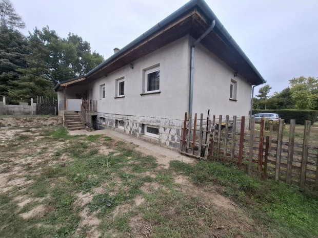 Modern elrendez�s� 5 szob�s t�gla�p�t�s� csal�di h�z