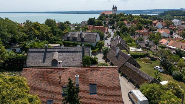 Modern fel�j�t�s, erdei hangulat �s panor�ma  �lomotthon a Balaton