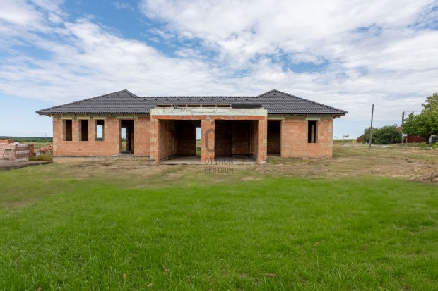 Modern ikerh�z elad� Lovasber�ny �j lak��vezet�ben  Term�szetk�zeli,