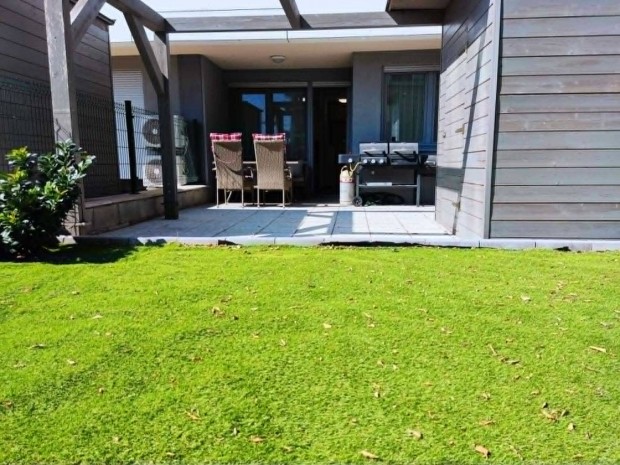 Modern lak�s saj�t, gondoz�smentes kerttel a Campus s�t�nyon