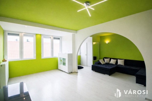 Modern lak�s teljes berendez�ssel T�tkoml�son