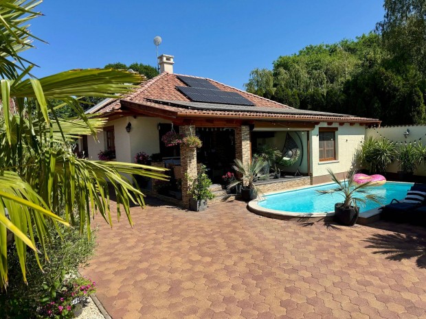 Modern mediterr�n csal�di h�z Szeged egyik legcsendesebb r�sz�n