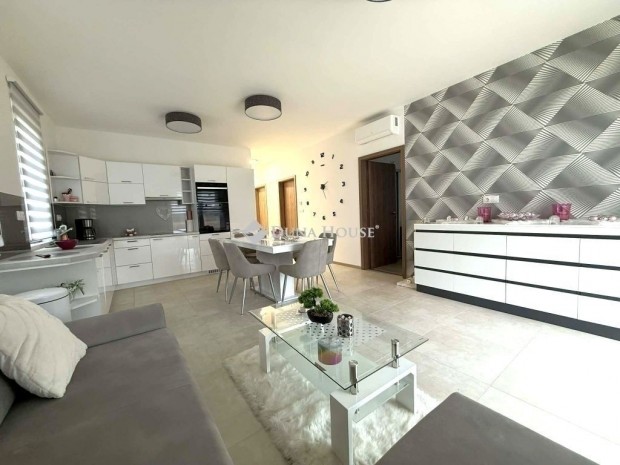 Modern otthon alacsony rezsivel �s gar�zzsal