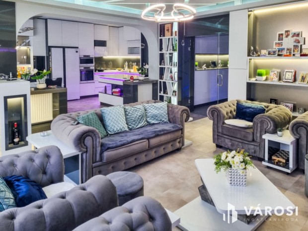 Modern st�lus� ikerh�z, egyedi b�torokkal a belv�rosban