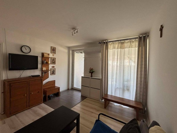 Modern t�rsash�zi lak�s elad� T�pi�szel�n, p�r percre a vas�t�llom�st�