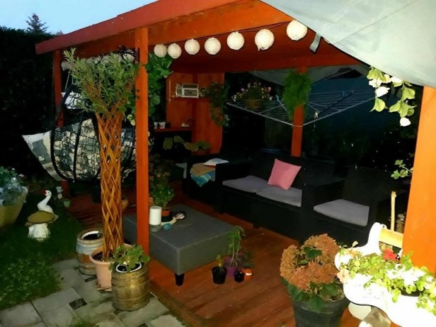 Modern t�glalak�s - hangulatos kerttel