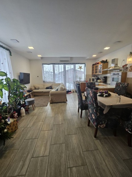 Mogyor�d, Nagyhomoki k�zeli utca, 168 m2-es, 2 gener�ci�s, csal�di h�z