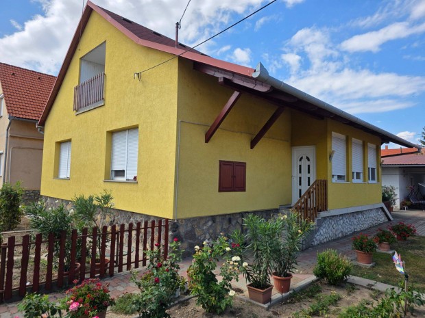 Moh�cs csal�di h�z elad�