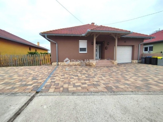 Moh�csi elad� 145 nm-es h�z