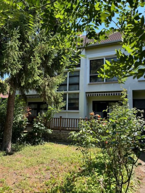 Moh�csi elad� 240 nm-es h�z