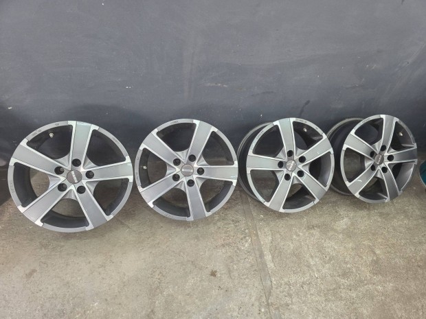 Momo 16" 5x114,3 �jszer� alufelni szett