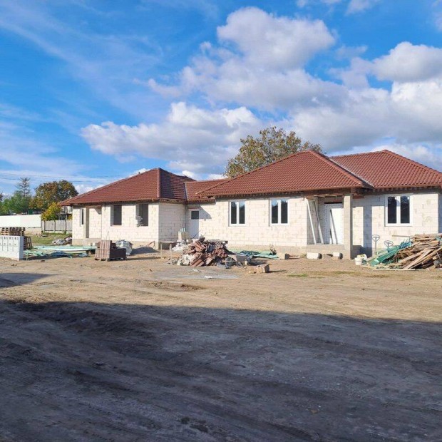 Monor kertvrosban 12 Laksos Lakpark pl sajt 300 m2 telkekkel