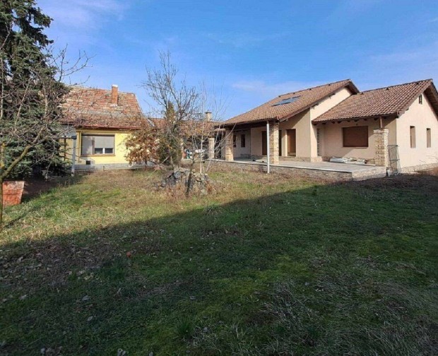 Monor kertv�rosi r�sz�n 2 h�z, �jszer� �s fel�j�tand�, 1922 m2 telek