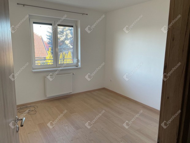 Monor sz�v�ben, modern, napf�nyes otthon elad�!