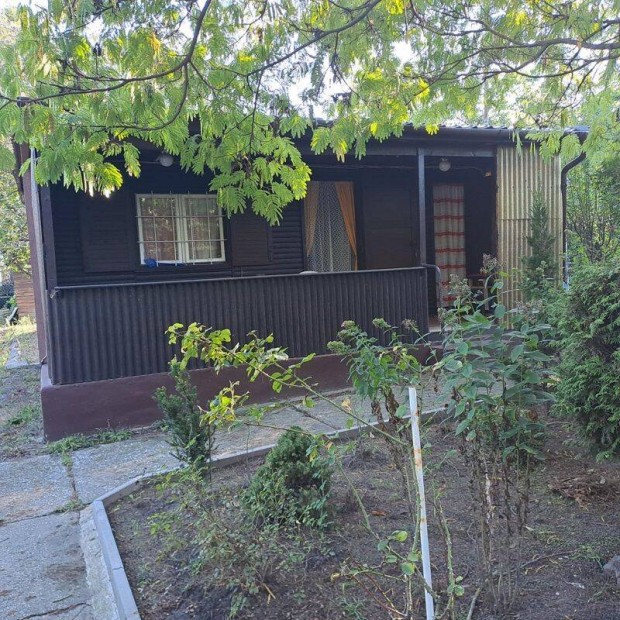 Monorierd� z�rtkerti, lakott r�sz�n 20 m2 szigetelt fah�z 716 m2 telek