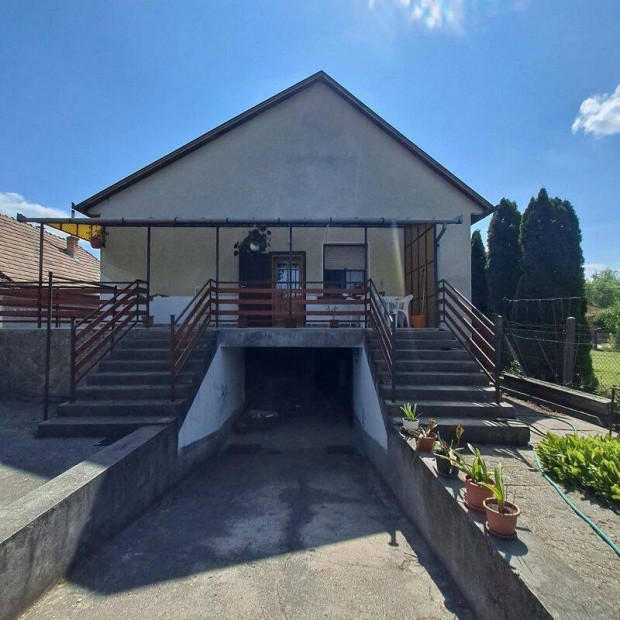 Monoron 3 szoba + nappalis csaldi hz 900 m2 telekkel