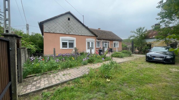 Monostorp�lyi, k�zponthoz k�zel csal�di h�z elad�!