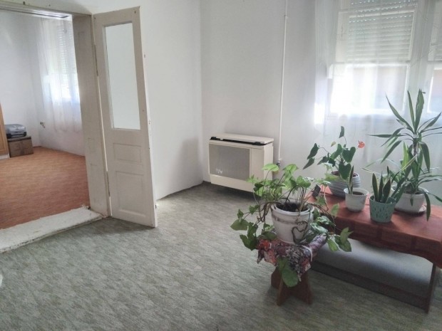 Monostorp�lyi k�zpontj�ban csal�di h�z elad�!