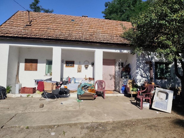 Monostorp�lyiban 2 szob�s csal�di h�z elad�