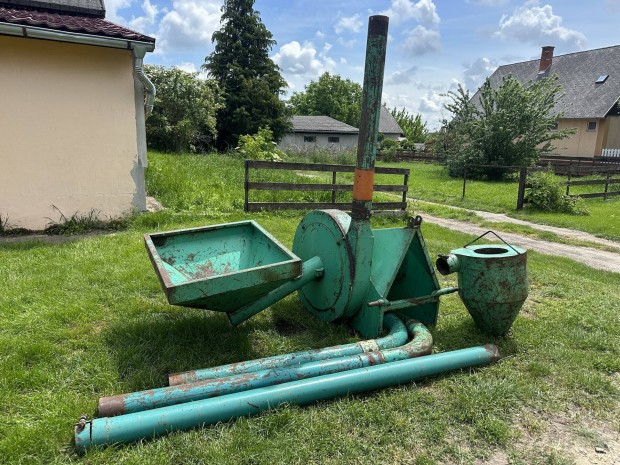 Mooshammer traktorhajtású terménydaráló
