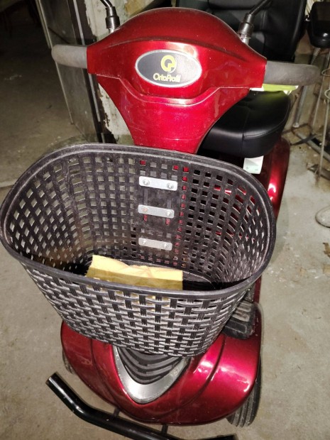 Moped piros, 4 ves