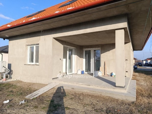 Mórahalom, 5 szobás plusz 2 nappalis, újépítésű, családi ház eladó