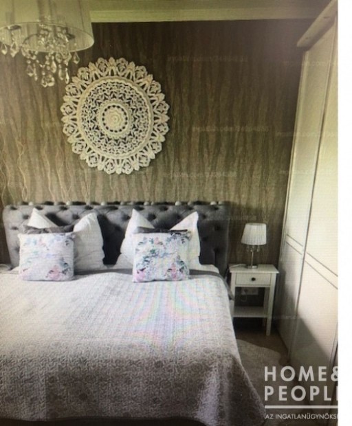 M�rahalom csal�di h�zas utc�ban elad�.