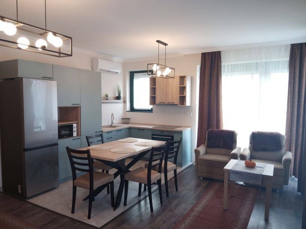 M�rahalom frekvent�lt hely�n, 2,5 szob�s, 66 nm-es, f�ldszinti lak�s