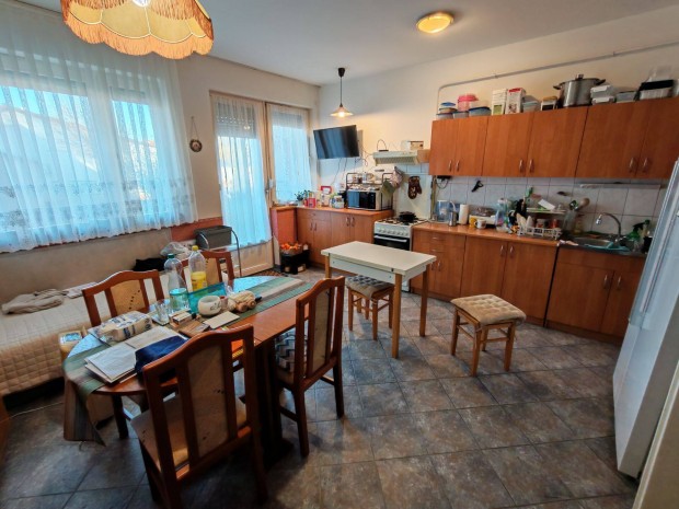 M�rav�ros k�zponti r�sz�n kertkapcsolatos nappali+2 h�l�s lak�s