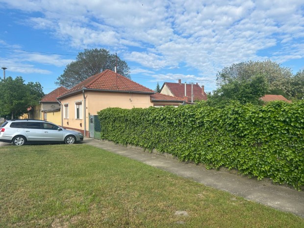 Móravárosban családiház 776 m-es gondozott kerttel eladó