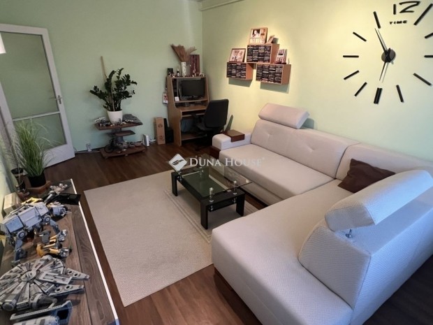 M�ri 50 nm-es lak�s elad�