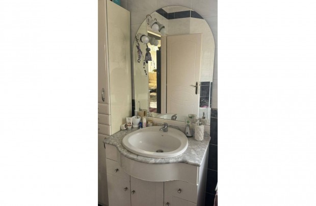 Mosdókagylós tükrös fürdőszoba szekrény