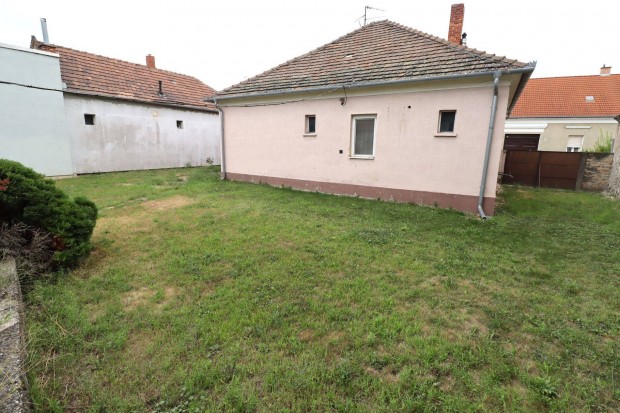 Mosonmagyarvr-Moson , 84 m2-es , 3 szobs csaldi hz , 598 m2 telek